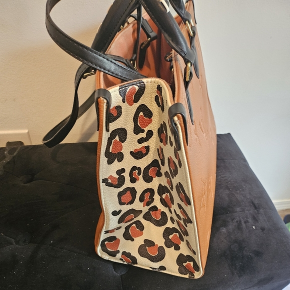 Authentic Louis Vuitton Wild at Heart on the go bag dust bag and box included - Picture 2 of 3